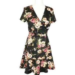 Love...ady Floral Fit & Flare V Neck Short Sleeve Ruffle Hem Women's Size M